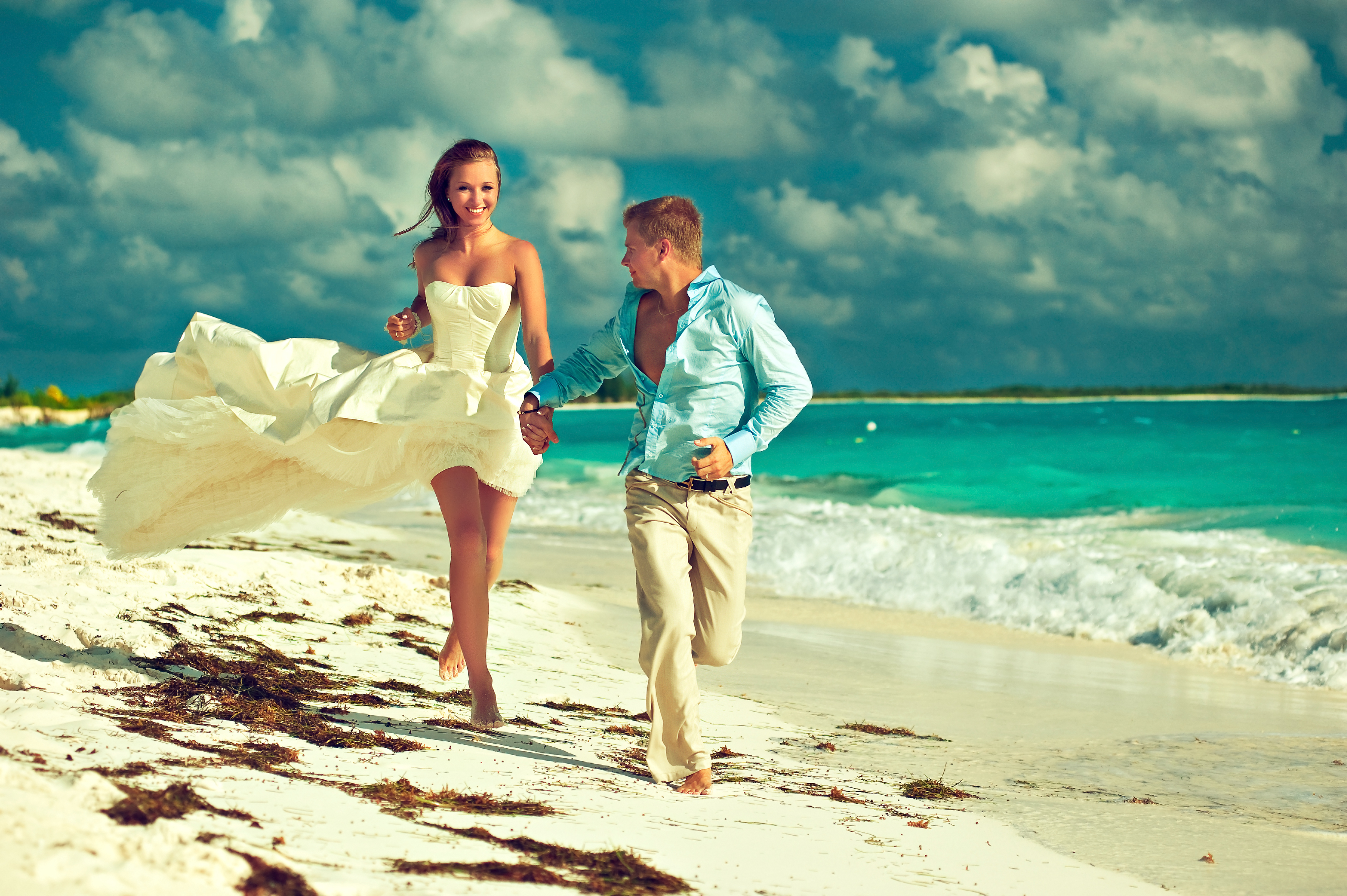 Поехали с мужем на море. Свадьба на море. Свадебная фотосессия на берегу моря. Фотосессия на море с мужем. Мужчина и женщина на море.