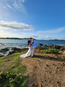 bride and groom kissing at pretty klip point